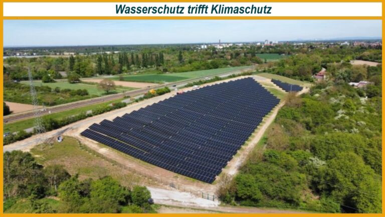 Luftaufnahme eines Solarparks im Wasserschutzgebiet, der ein Wasserwerk mit klimafreundlichem Photovoltaikstrom versorgt.