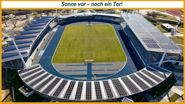 Luftaufnahme des Lohrheidestadions mit großflächiger Photovoltaikanlage auf dem Stadiondach in Bochum.