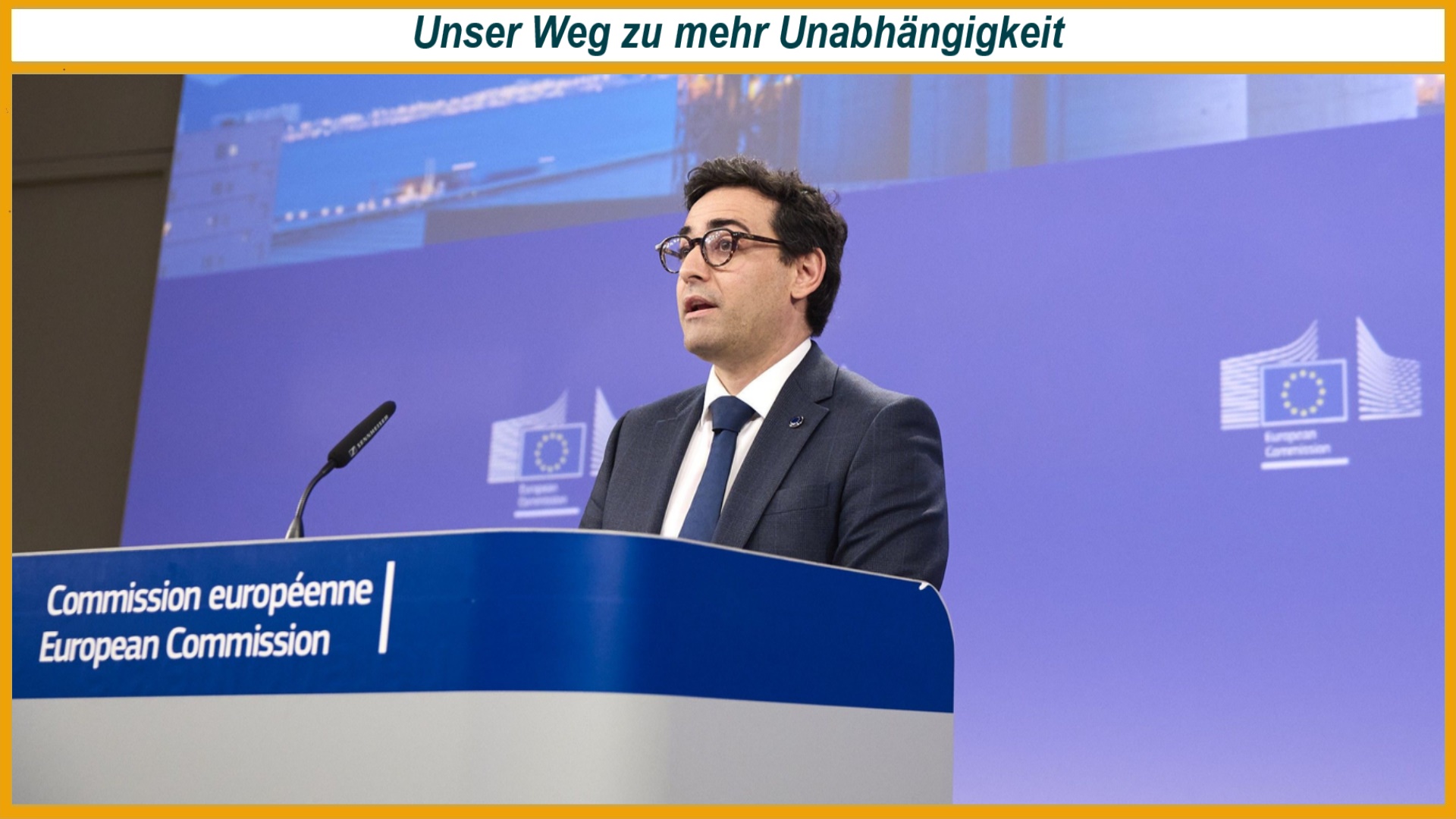 Dries Acke, stellvertretender CEO von SolarPower Europe, spricht vor dem Logo der Europäischen Union.