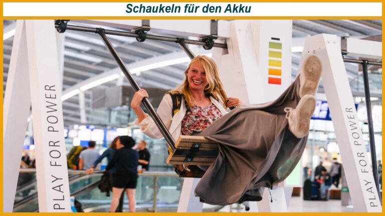 Eine Frau schaukelt auf einer energieerzeugenden Schaukel im Bahnhof Utrecht und lädt dabei ihr Smartphone mit selbst erzeugtem Strom auf.