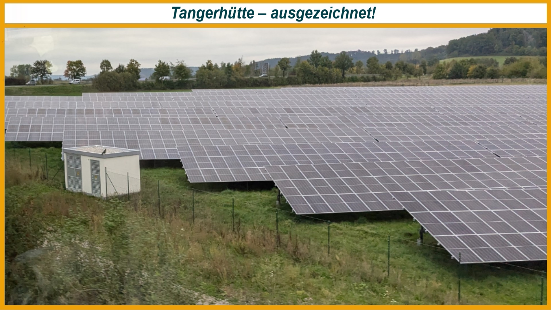 Symbolbild eines großflächigen Solarparks mit zahlreichen Photovoltaikmodulen zur nachhaltigen Erzeugung von Solarstrom.
