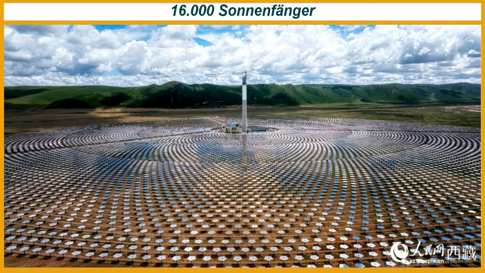 Tausende Heliostaten bündeln Sonnenlicht auf den zentralen Turm eines solarthermischen Kraftwerks in Xizang, China.