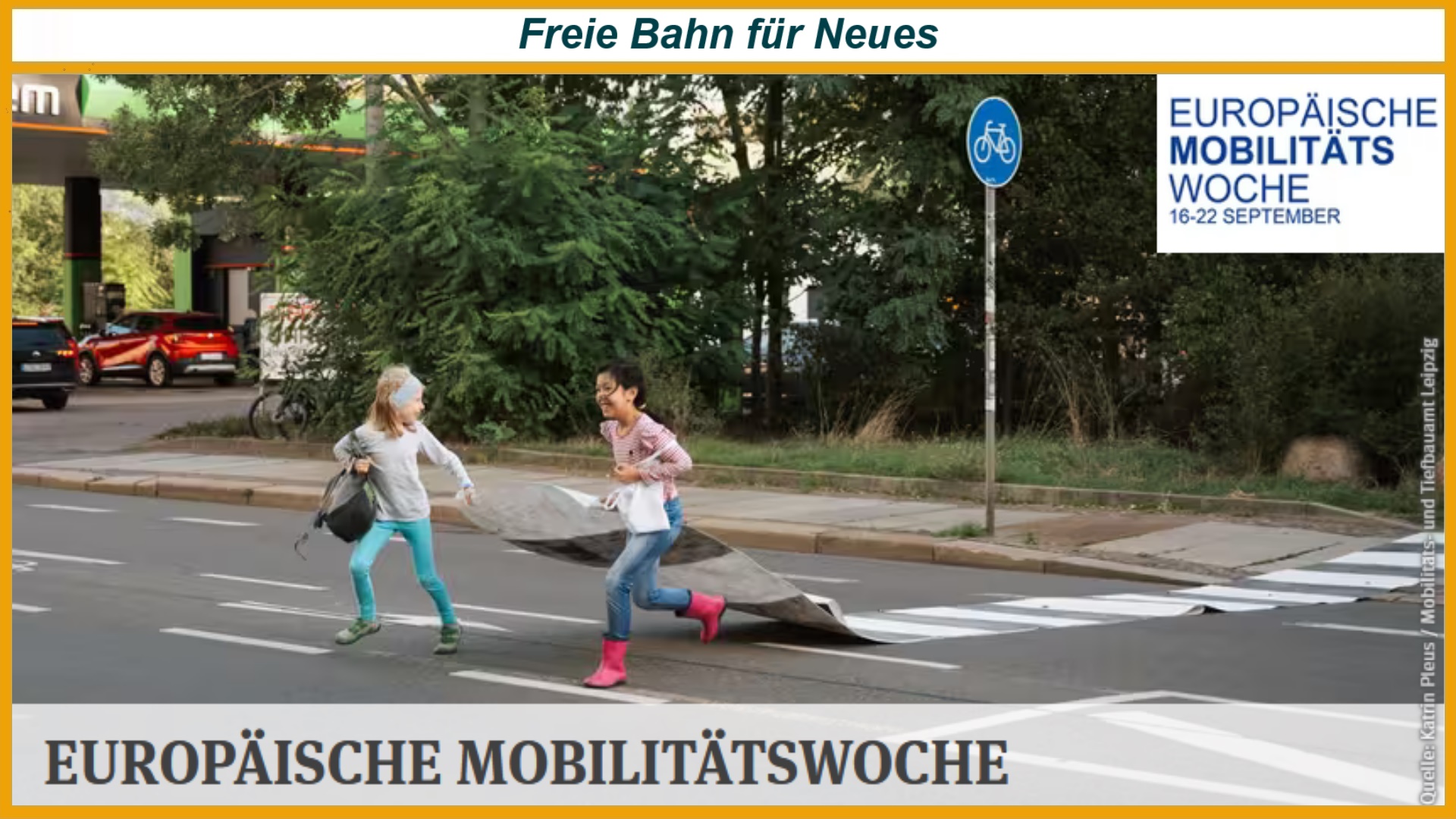 Zwei Kinder rollen symbolisch einen Zebrastreifen über eine Straße zur Europäischen Mobilitätswoche aus.
