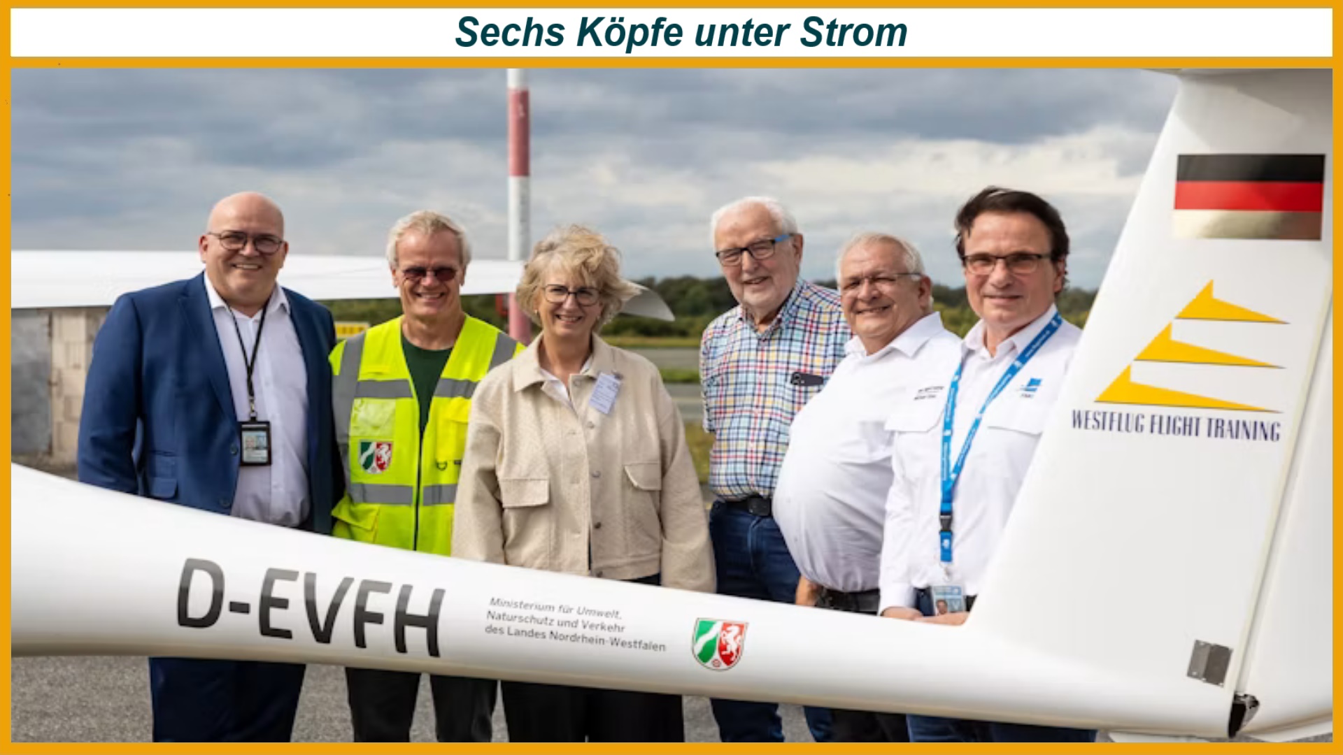 Sechs Fachleute diskutieren am Flughafen Paderborn/Lippstadt vor einer Pipistrel Velis Electro über elektrisches Fliegen.