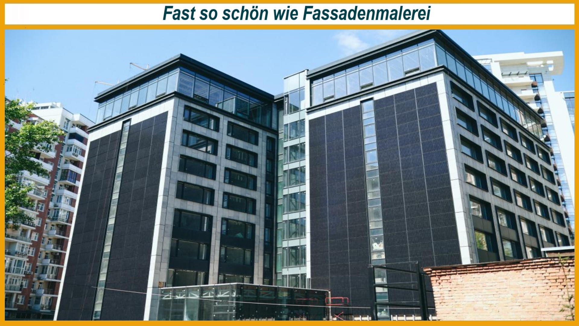 Photovoltaikmodule bedecken die Fassade eines zehnstöckigen Gebäudes in der Ukraine und erzeugen dort Solarstrom.