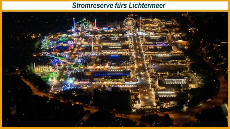 Nächtlicher Blick über das hell erleuchtete Münchner Oktoberfest mit seinen Festzelten und Fahrgeschäften.