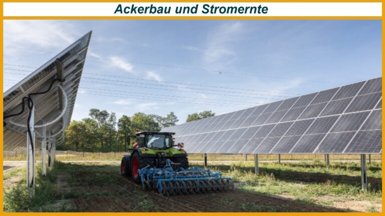 Traktor bearbeitet den Acker zwischen den hoch aufgeständerten Solarmodulen der Agri-PV-Anlage in Schönefeld bei Berlin.