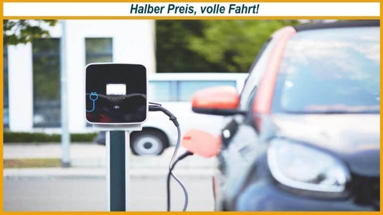 Ladekabel steckt in einer öffentlichen Ladesäule, während im Hintergrund mehrere Autos leicht verschwommen zu sehen sind.