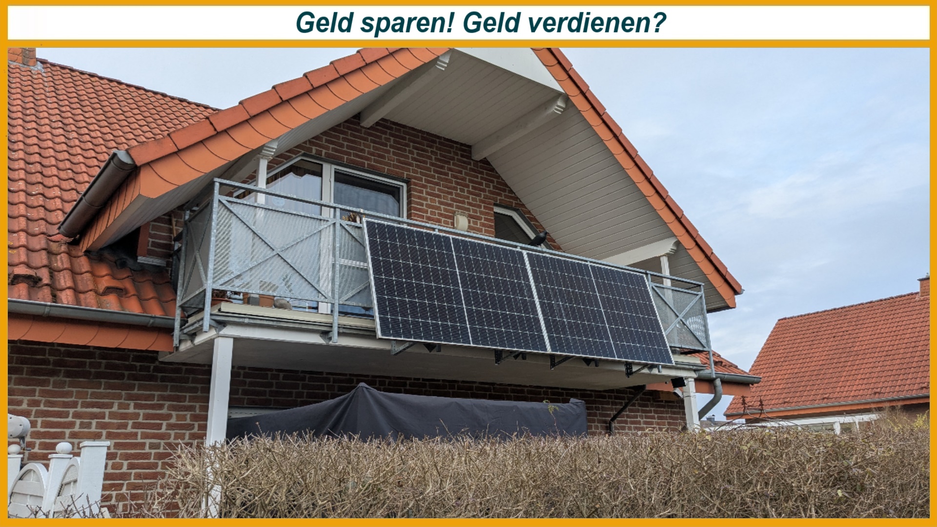 Blick auf den Giebel eines Wohnhauses mit einem Balkon, an dem Solarmodule zur Stromerzeugung angebracht sind.