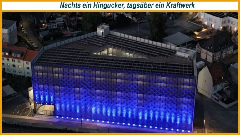 Luftaufnahme der Hochgarage Haufeld in Siegburg mit zahlreichen Solarmodulen auf einer begrünten Dachfläche.